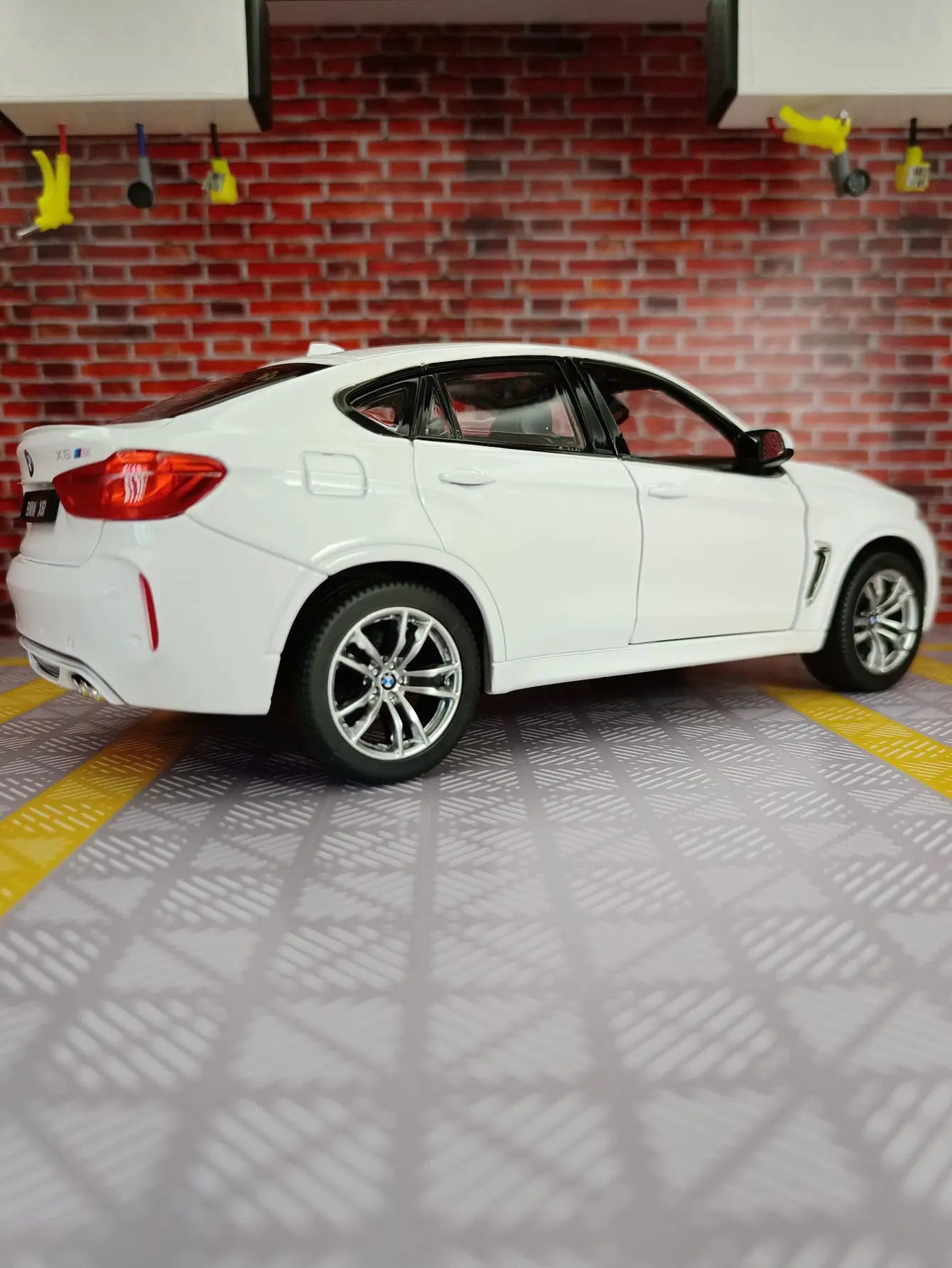 BMW X6M 1:24