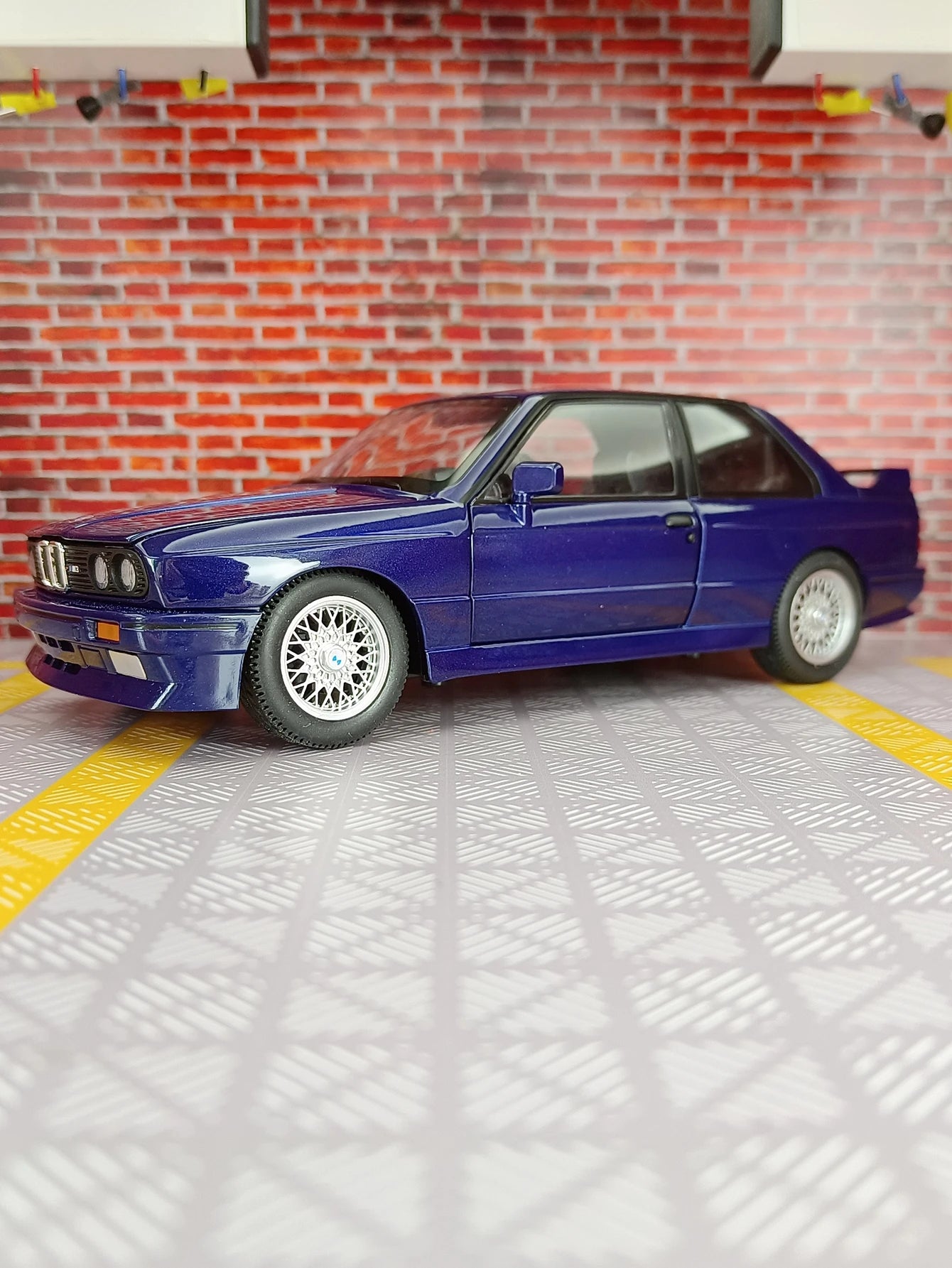 BMW E30 1988 1:24