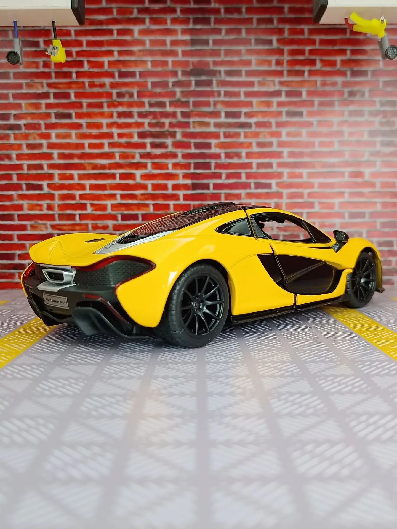 1:24 McLaren P1