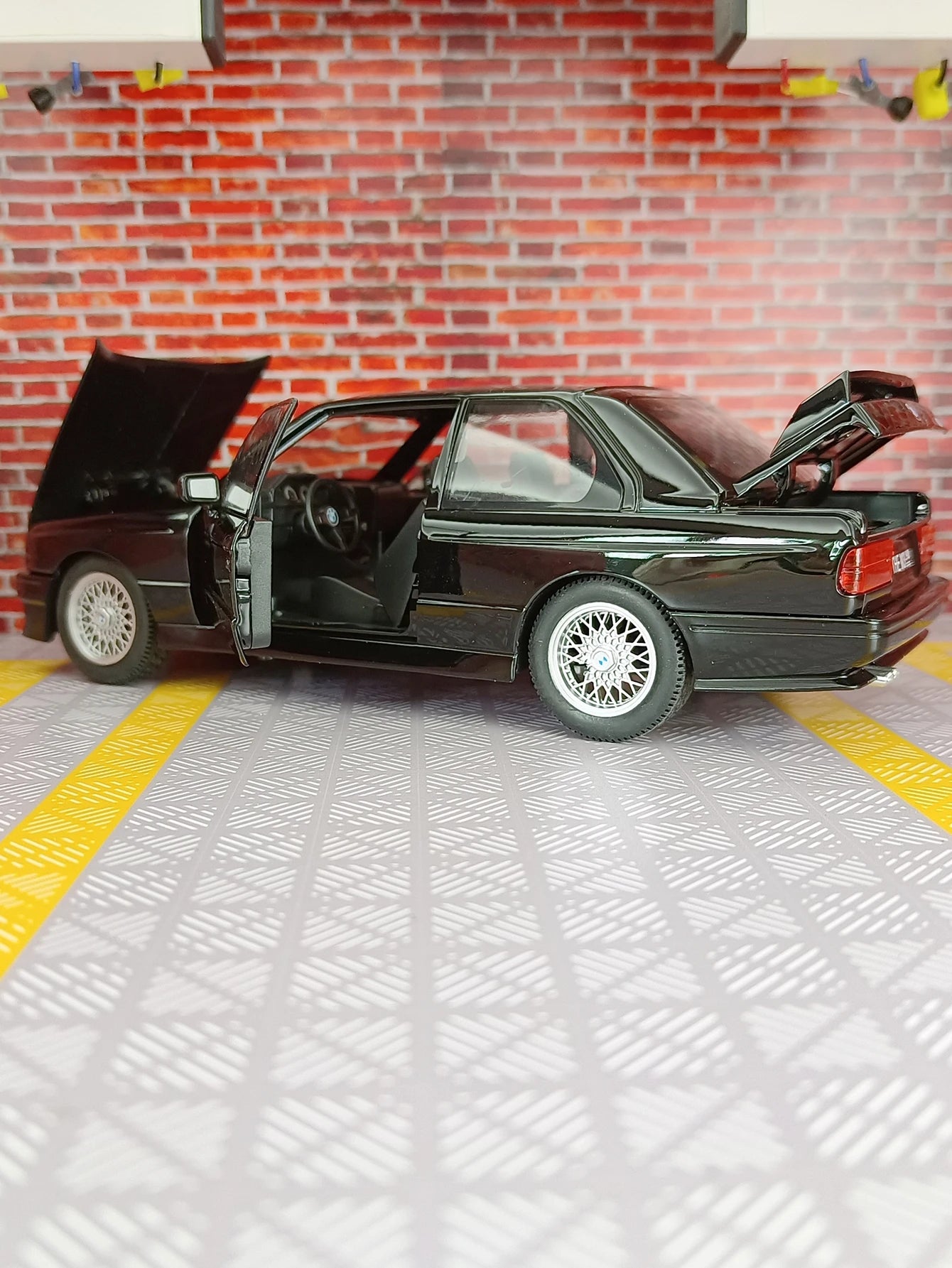 BMW E30 1988 1:24