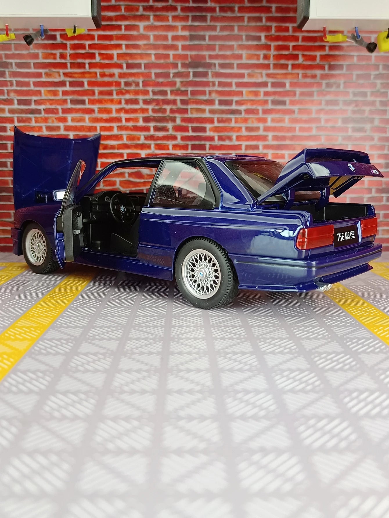 BMW E30 1988 1:24