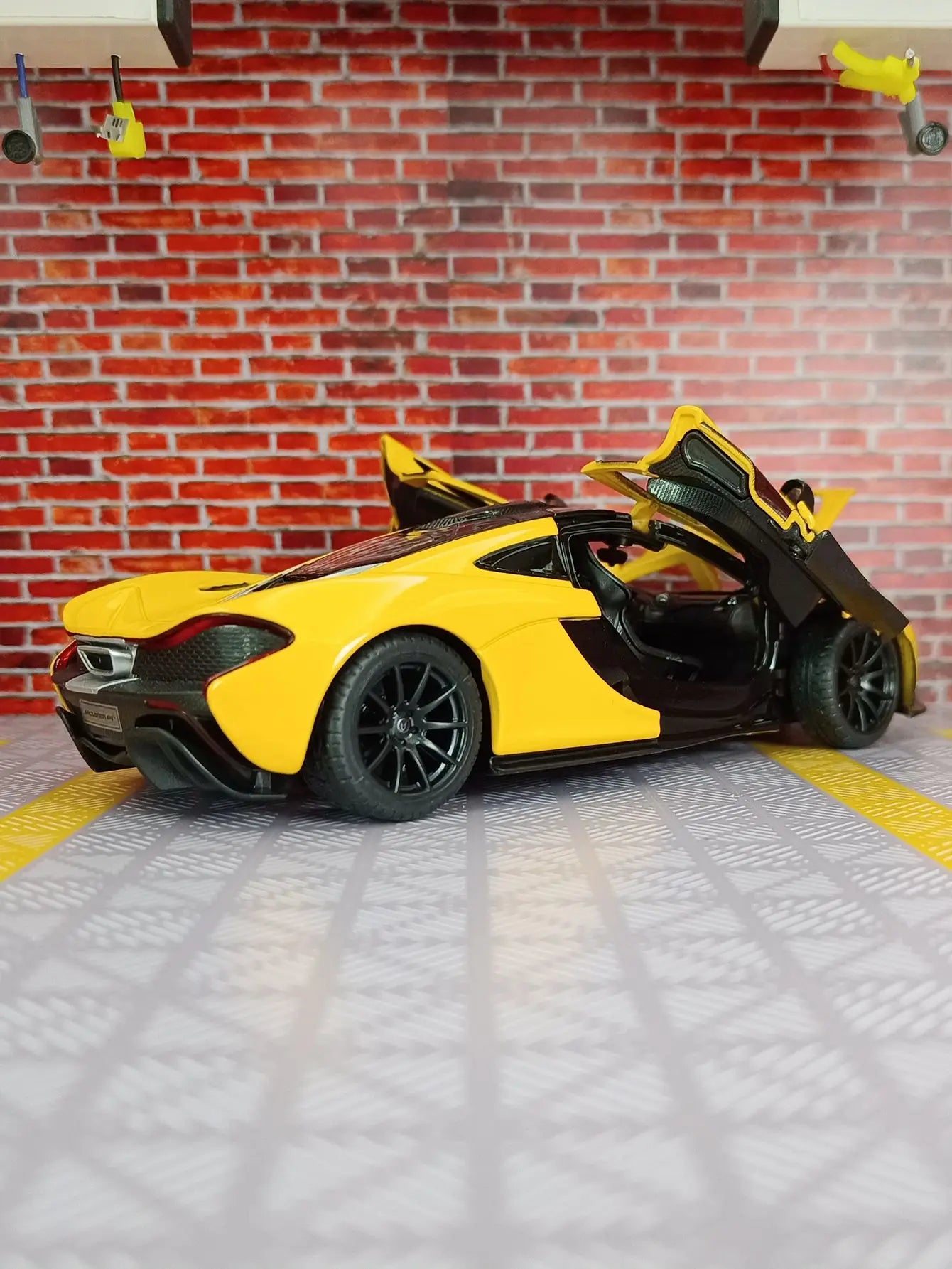 1:24 McLaren P1