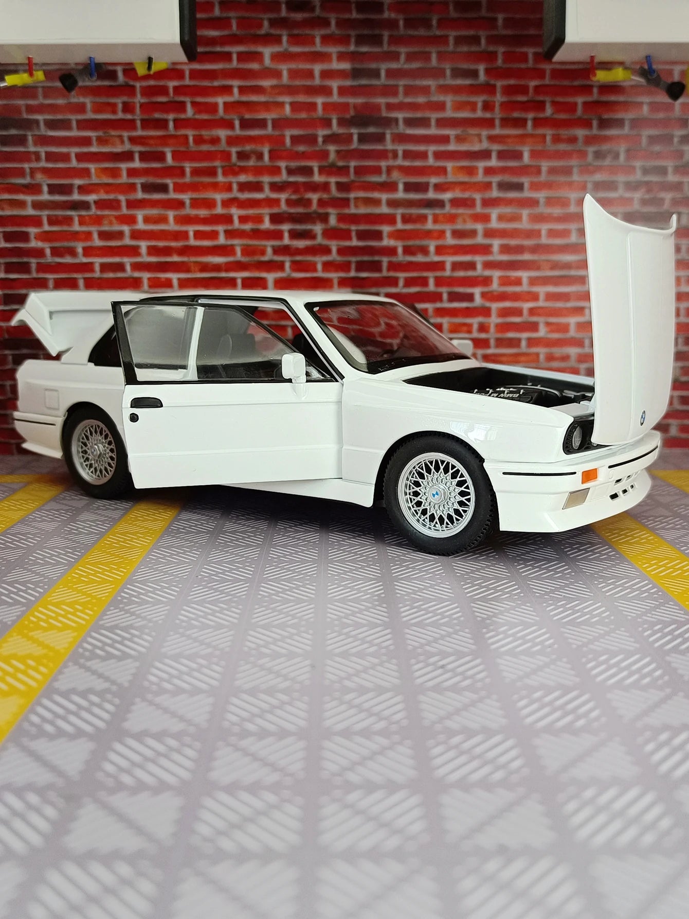 BMW E30 1988 1:24