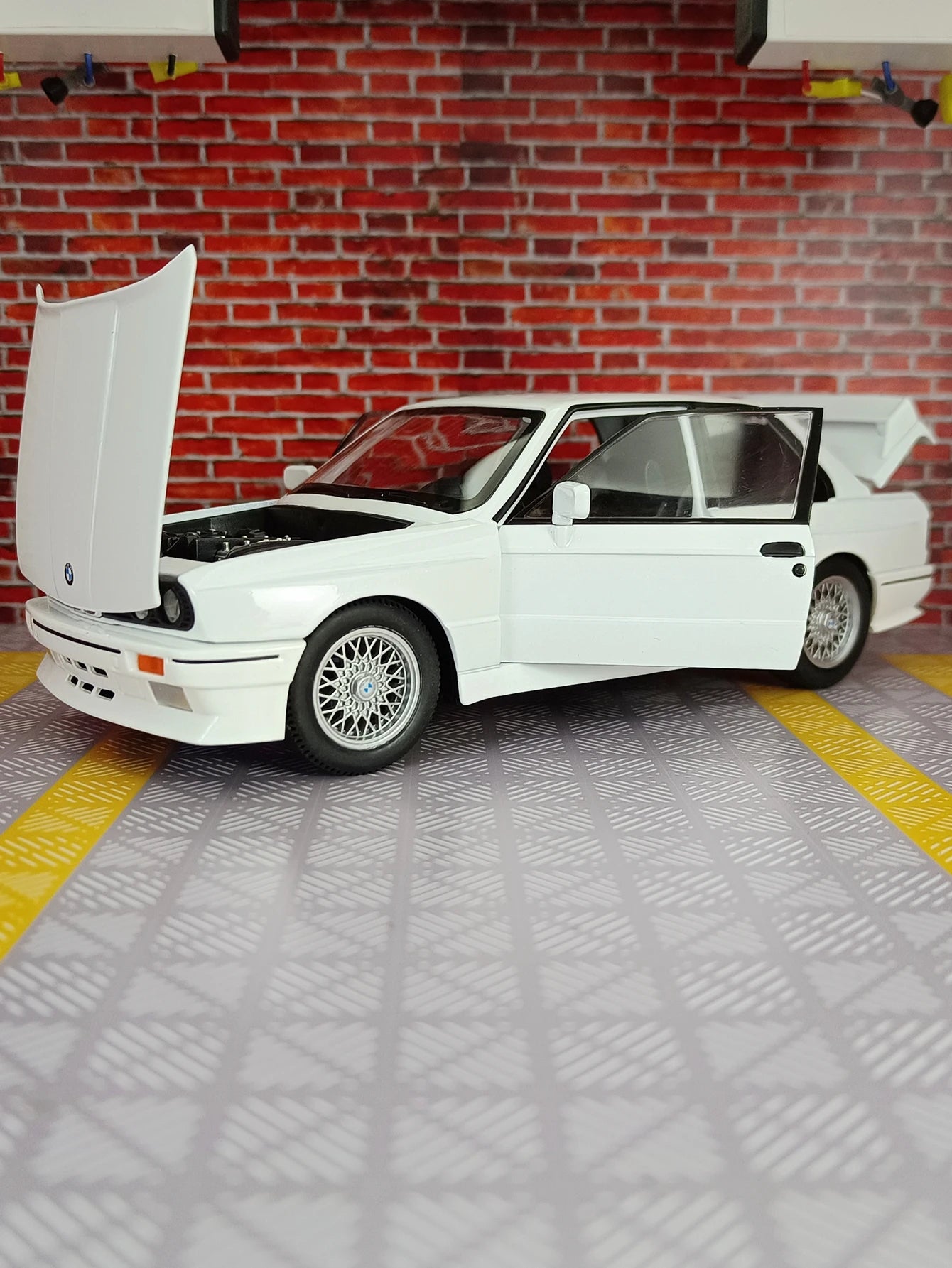 BMW E30 1988 1:24