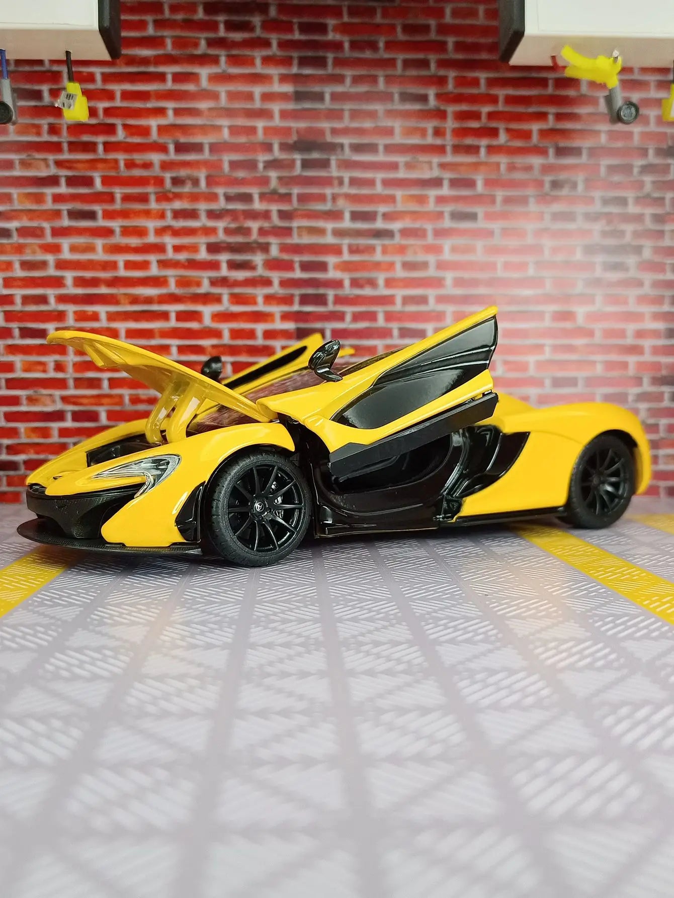 1:24 McLaren P1